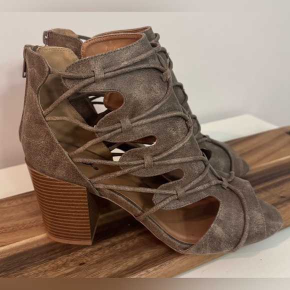 Quipid Gladiator Sandal Size 10 Peep Toe Bootie block Heel New in Box - Picture 10 of 12